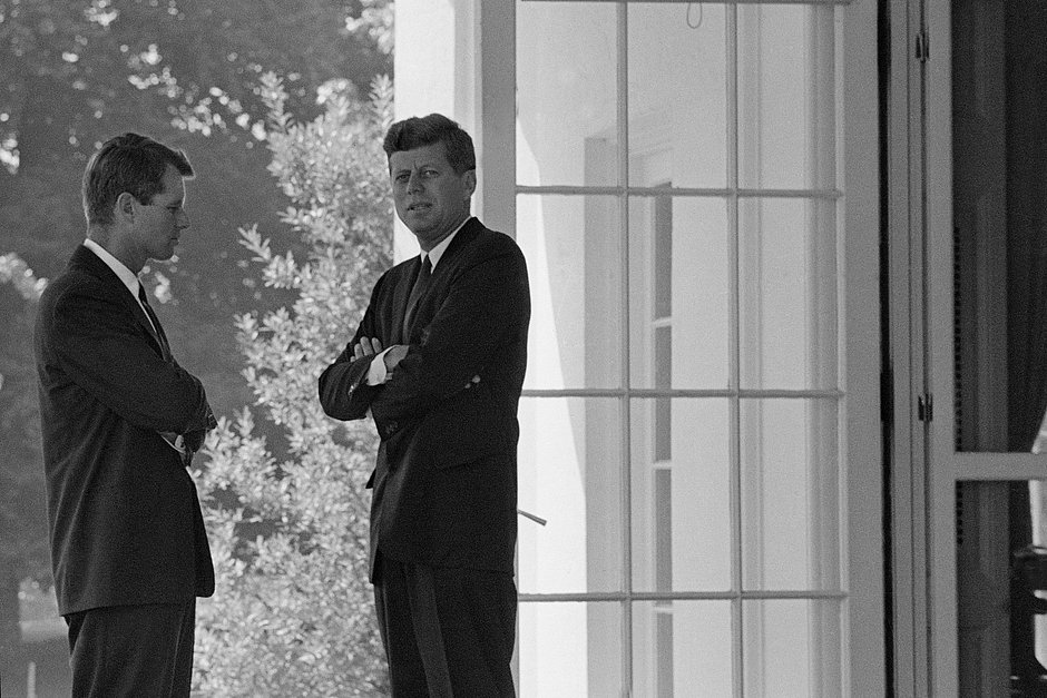 Президент США Джон Кеннеди (справа) с братом Робертом Кеннеди в Белом доме, 1 октября 1962 года.