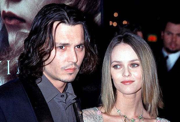 Johnny Depp and his girlfriend Vanessa Paradis arrive for the Los Angeles premiere of the movie "Sleepy Hollow" November 17, 1999. (Photo by 