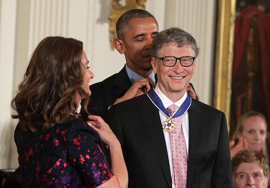 Президент США Барак Обама вручает Президентскую медаль свободы, 2016 год