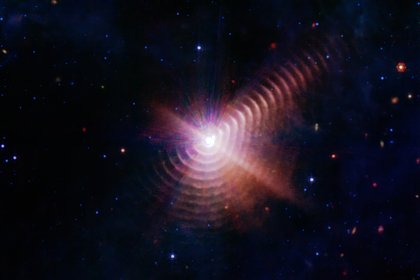 «Джеймс Уэбб» запечатлел пылевой шлейф взаимодействия двух звезд