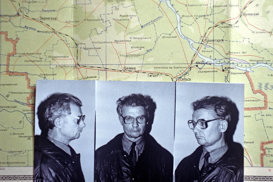 Фотографии Андрея Чикатило на фоне карты района его поиска