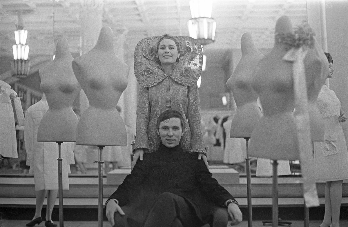 Вячеслав Зайцев работает над модным ассортиментом открывающегося Дома Моды в Москве, 1977 год