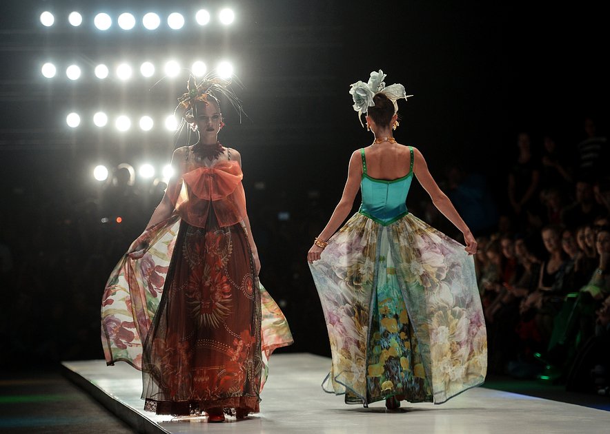 Модели демонстрируют одежду из коллекции дизайнера SLAVA ZAITSEV, 2015 год