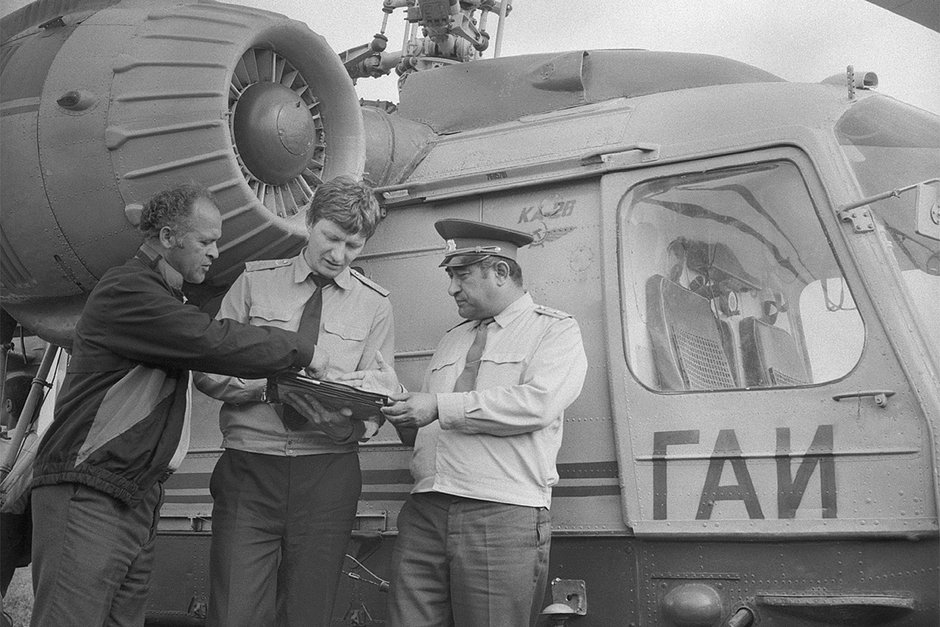 Милиционеры рядом со служебным вертолетом ГАИ. 1989 год