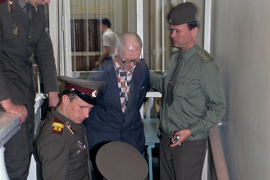 Андрей Чикатило под конвоем после окончания одного из заседаний суда