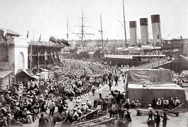 Посадка переселенцев на пароход в Одессе перед отправкой на Дальний Восток
