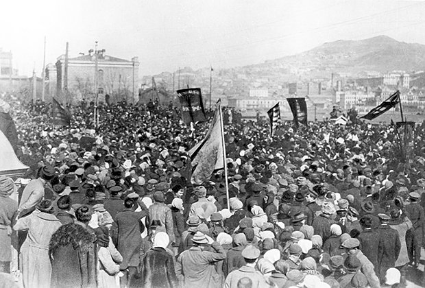 Демонстрация жителей Дальнего Востока после утверждения власти большевиков, 1920 год. Фото: РИА Новости
