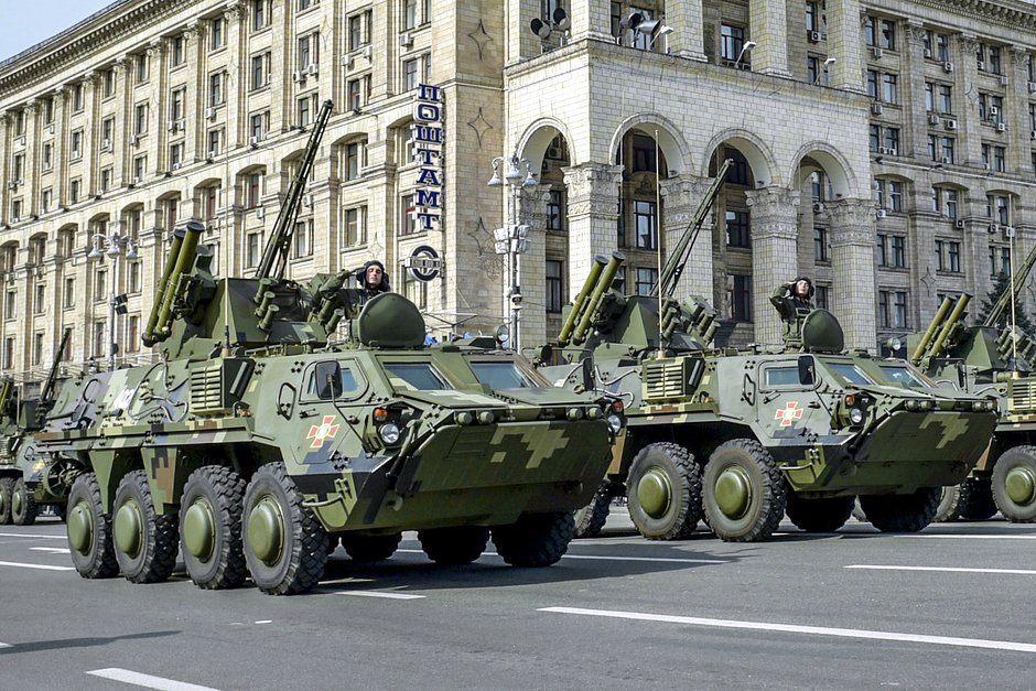 Украинские бронетранспортеры БТР4Е вооруженных сил Украины на военном параде на Крещатике в День независимости в Киеве.