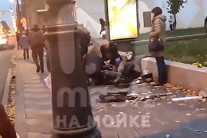 В центре Петербурга мотоциклист вылетел в толпу прохожих на тротуаре