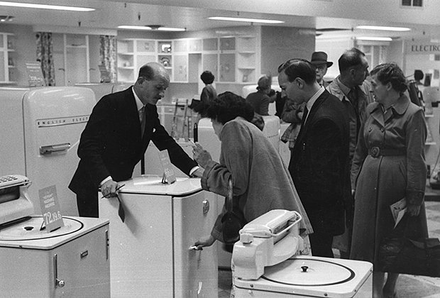 Распродажа бытовой техники, 1955 год. Фото: John Murray / Picture Post / Hulton Archive / Getty Images