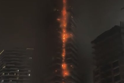 В Стамбуле загорелся небоскреб