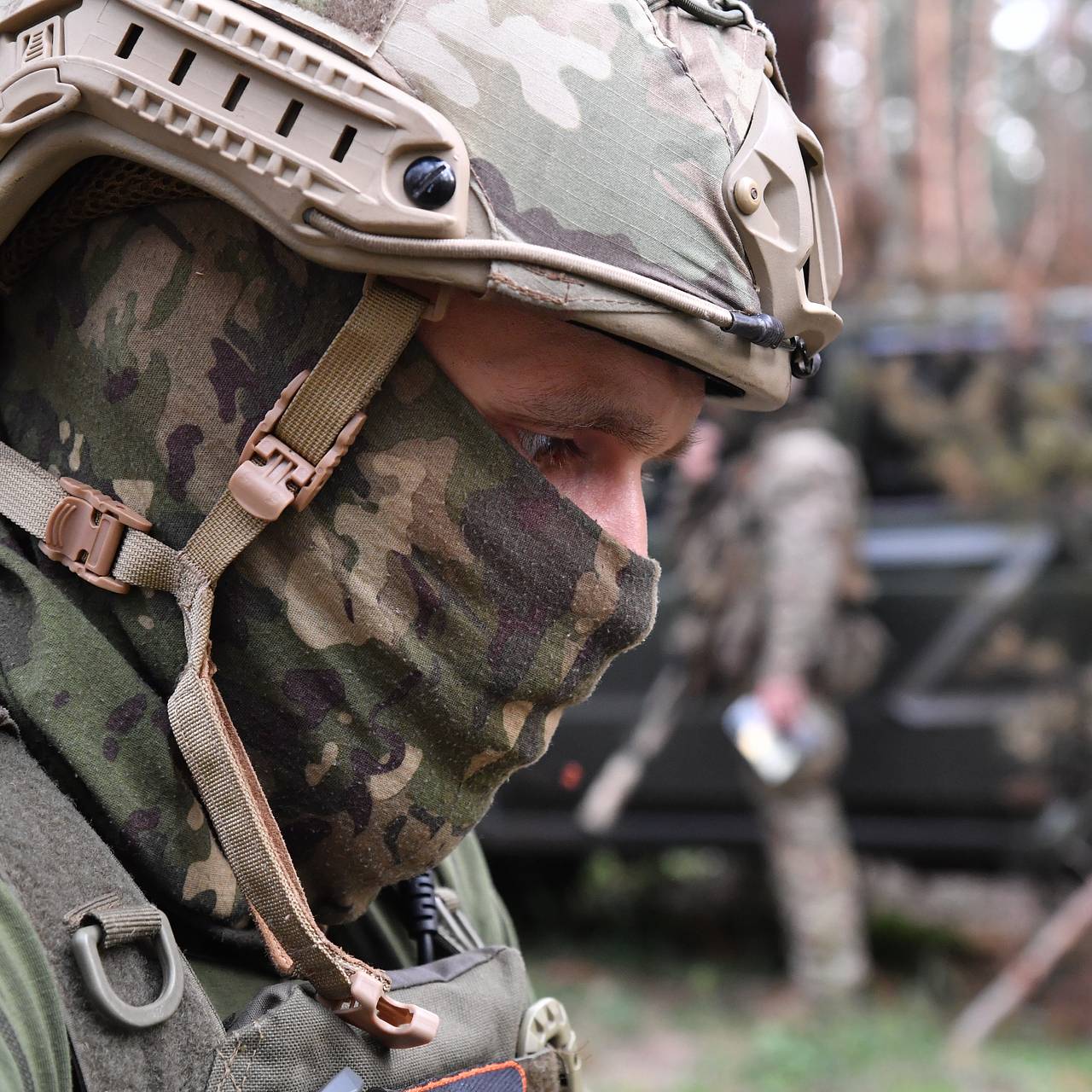 Российские военные оказали медицинскую помощь раненому украинскому  пленному: Политика: Россия: Lenta.ru