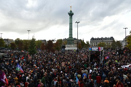 Тысячи парижан вышли на акцию протеста