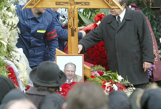 Похороны губернатора Цветкова на Ваганьковском кладбище в Москве