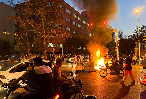 Протестующие сожгли полицейский мотоцикл в Иране после смерти Махсы Амини