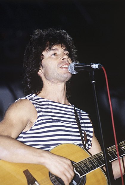 Певец Олег Газманов во время исполнения песни, 1992 год