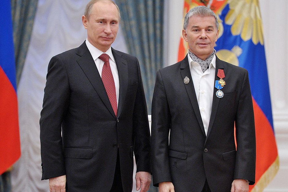 Russian President Vladimir Putin, left, presents a state award to pop singer and composer Oleg Gazmanov during an award ceremony in the Kremlin in Moscow, Wednesday, Dec. 26, 2012. 

