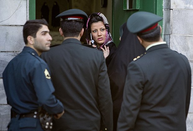 Иранка разговаривает с полицейскими в участке о нарушении шариатских норм
