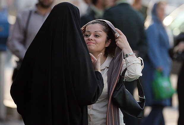Иранская полицейская делает замечание женщине, нарушающей дресс-код