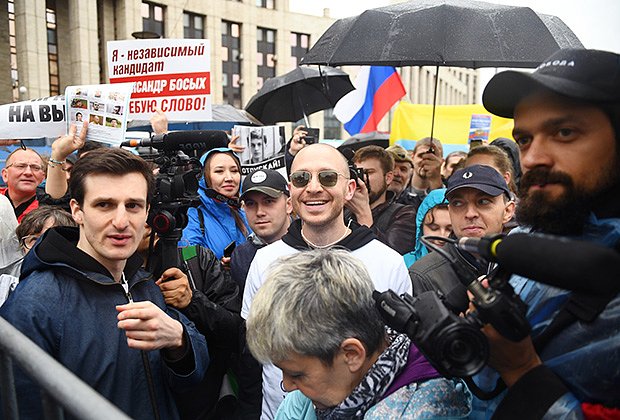 Рэп исполнитель Оксимирон (Oxxxymiron) на митинге в поддержку незарегистрированных кандидатов в Мосгордуму на проспекте Академика Сахарова в Москве. 2019 год 
