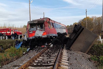Появилось фото протаранившего КамАЗ в российском регионе пассажирского поезда