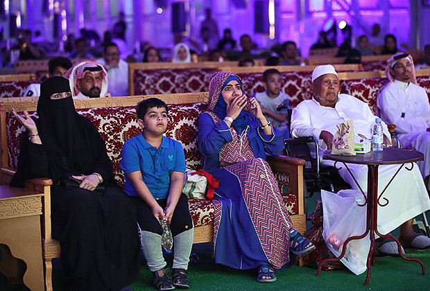 Жители Саудовской Аравии смотрят Чемпионат мира по футболу в 2018 году