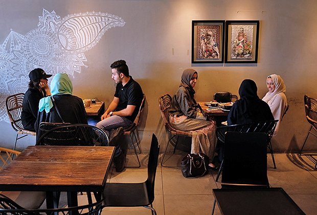 Посетители ресторана Medd Cafe в Саудовской Аравии