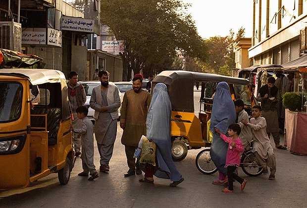 Женщины в бурках в Кабуле, Афганистан, 2021 год