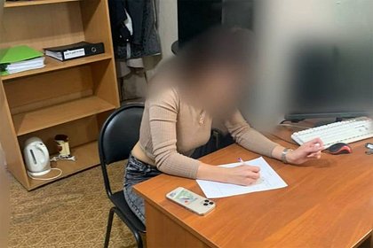 Российскую блогершу оштрафовали за фото со спущенными штанами на фоне крейсера