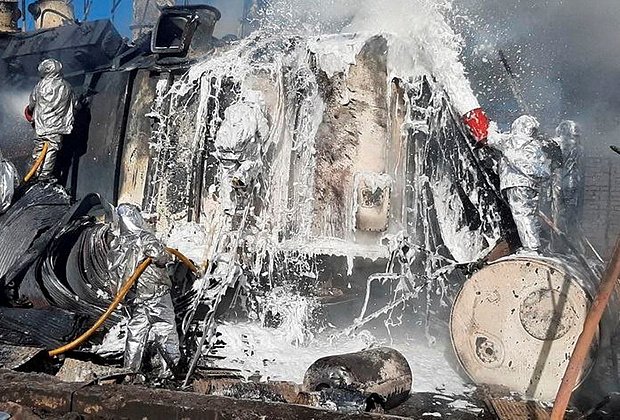 Пожарные в Житомире тушат огонь, охвативший объекты энергетической инфраструктуры