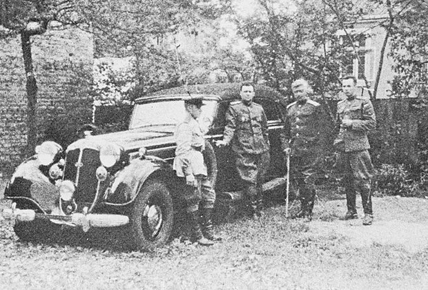 Справа налево: майор Олег Пеньковский, генерал-лейтенант Сергей Варенцов, адъютант Варенцова Андрей Позовный и санитар, 1944 год