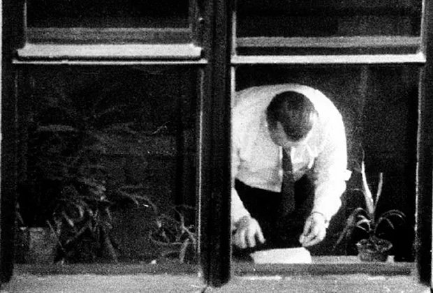 Олег Пеньковский делает микроснимок документа. Оперативная съемка, 1962 год. Фото: Keith Melton Spy Museum