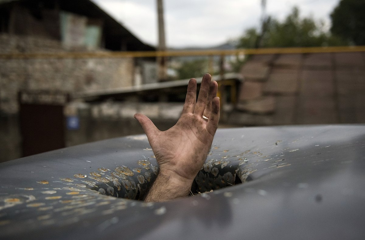 Пробоина в крыше автомобиля после обстрелов Степанакерта в Нагорном Карабахе, 2020 год