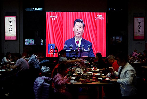 Трансляция выступления Си на открытии съезда КПК. Фото: Tingshu Wang / Reuters