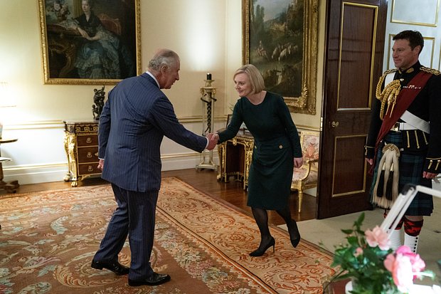 Король Великобритании Карл III и Лиз Трасс. Фото: Kirsty O'Connor / Reuters