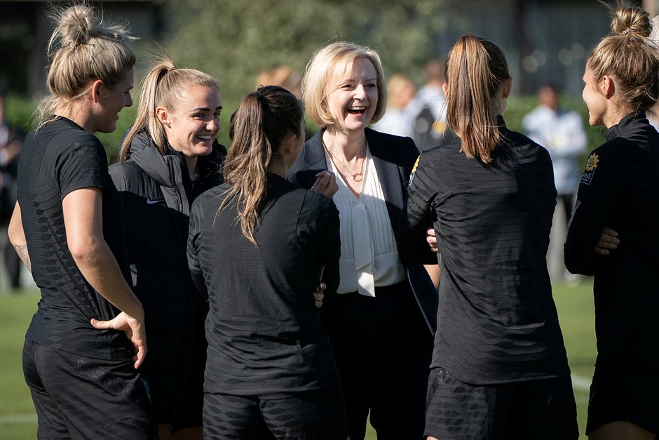 Лиз Трасс с игроками женской сборной Англии по футболу