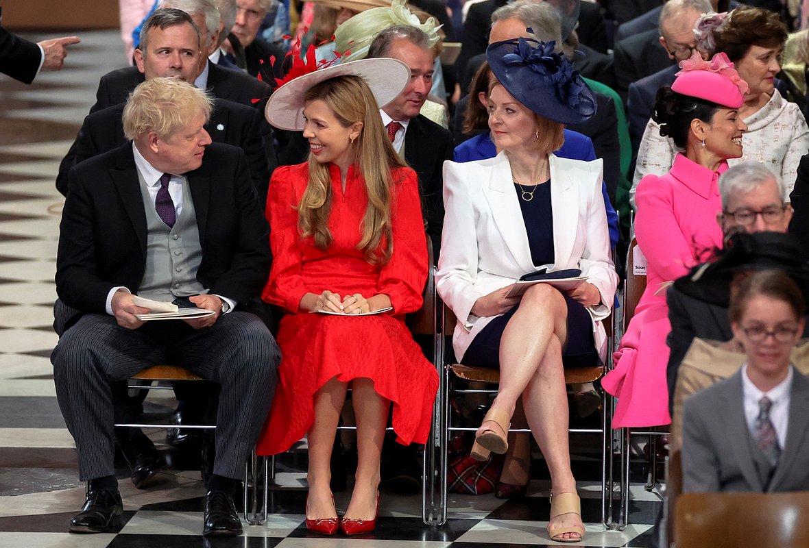 Борис Джонсон с женой Кэрри Джонсон рядом с главой МИД Лиз Трасс на юбилее королевы Елизаветы II в Лондоне, 3 июня 2022 года
