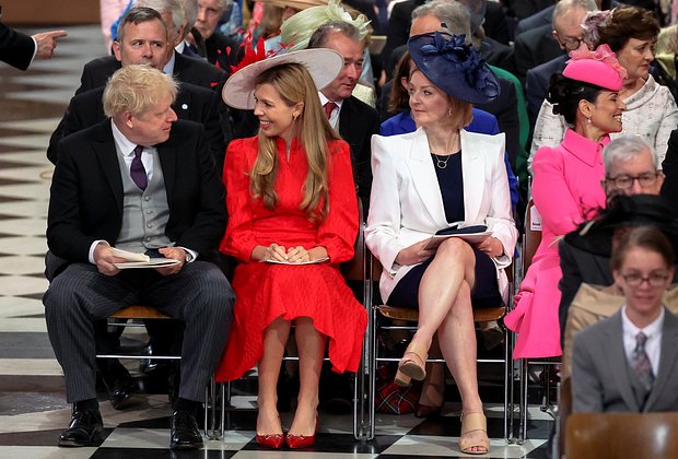Борис Джонсон с женой Кэрри Джонсон рядом с главой МИД Лиз Трасс на юбилее королевы Елизаветы II в Лондоне, 3 июня 2022 года. Фото: Phil Noble / Reuters