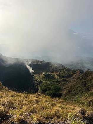 Восхождение на вулкан Батур занимает около трех часов, к шести утра туристы добираются до вершины