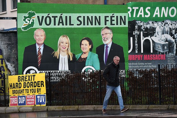 Предвыборные плакаты и рекламные щиты «Шинн Фейн». Фото: Charles McQuillan / Getty Images