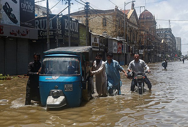 На затопленной улице в Карачи, Пакистан
