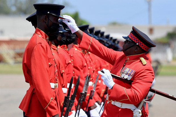 Церемониальная гвардия на Ямайке готовится к церемонии прощания с Уильямом и Кэтрин. Фото: Toby Melville / Reuters