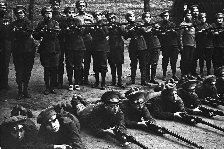 Подготовка женского батальона смерти под командованием Марии Бочкаревой (третья справа в заднем ряду), 1917 год