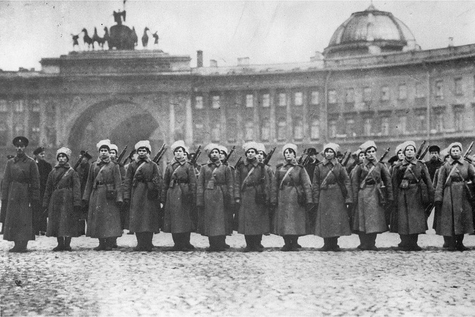 Ударный женский батальон на Дворцовой площади, 1917 год 