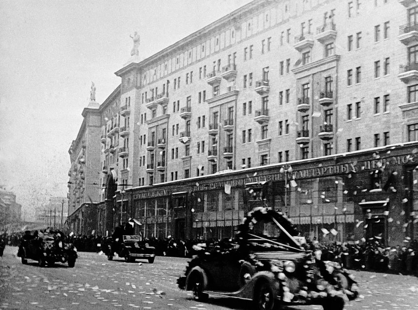 Члены экипажа ледокола «Георгий Седов» торжественно проезжают по улице Горького (ныне Тверская) в Москве. 1940 год