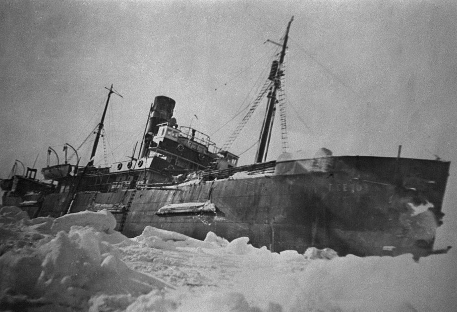 Ледокол «Георгий Седов» во льдах моря Лаптевых