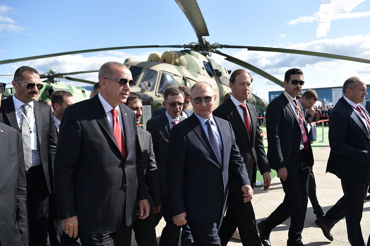 Реджеп Эрдоган и Владимир Путин во время посещения Международного авиакосмического салона МАКС-2019
