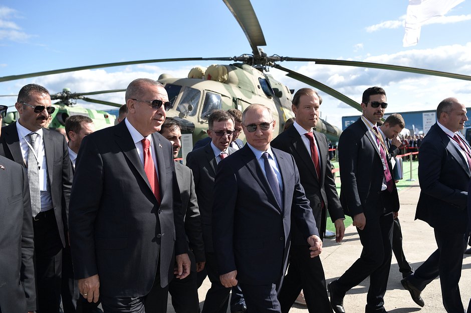 Реджеп Эрдоган и Владимир Путин во время посещения Международного авиакосмического салона МАКС-2019