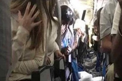 Пассажиры самолета поплатились травмами головы за отказ пристегнуться