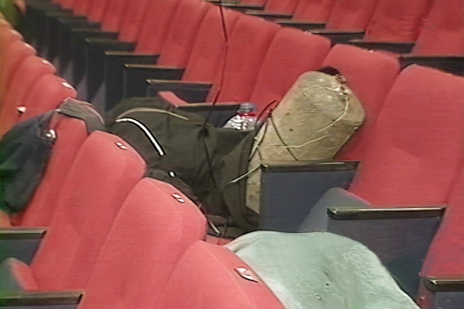 Одна из бомб в корпусе от газового баллона в зрительном зале Театрального центра на Дубровке